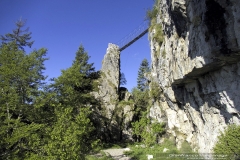Il ponte tibetano sopra il sentiero 152