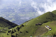 Malga Ardosa con la pianura sullo sfondo